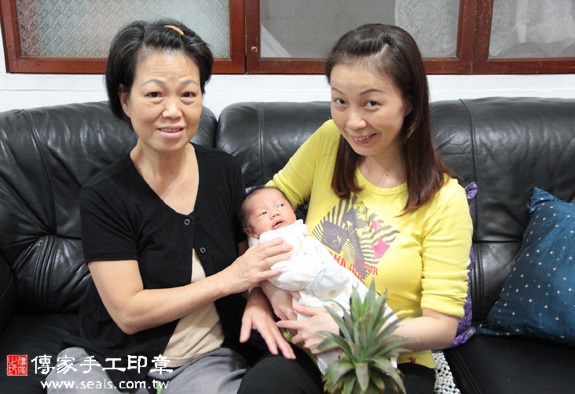 鄭寶寶(新北板橋區到府嬰兒寶寶滿月剃頭理髮、免費到府嬰兒剃胎毛儀式吉祥話)。到府剃頭剃胎毛主持、專業拍照、DVD光碟、證書。★購買「臍帶章、肚臍章、胎毛筆刷印章」贈送：剃頭、收涎、抓周，三選一。2015.10.27 照片2
